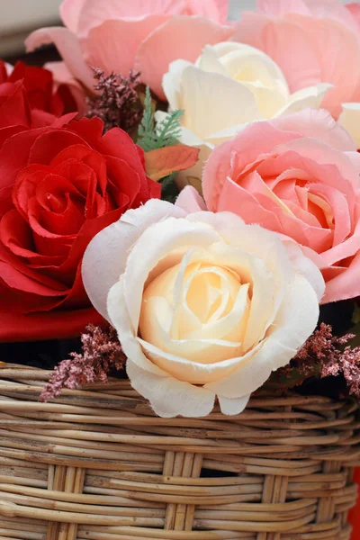 Όμορφη από τριαντάφυλλο τεχνητά λουλούδια — Φωτογραφία Αρχείου