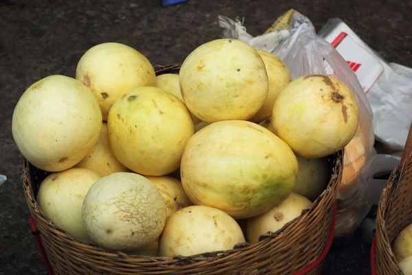 Cantaloup jaune - fruits asiatiques sur le marché — Photo