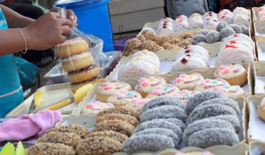 bir sürü donut ve çilek reçeli