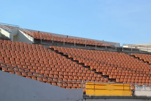 Sièges de stade pour regarder un peu de sport ou de football — Photo