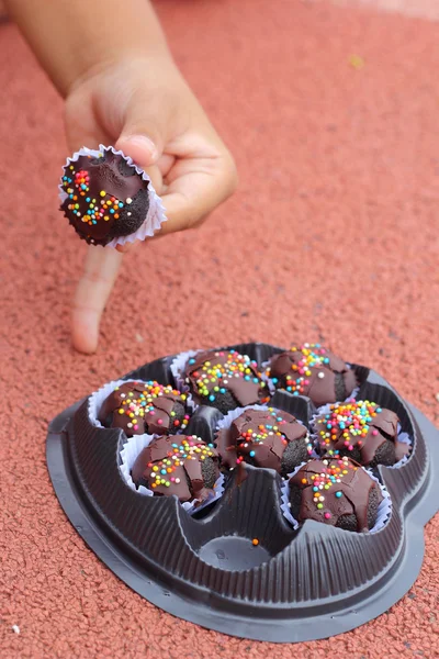 Las bolas de chocolate en la mano . — Foto de Stock