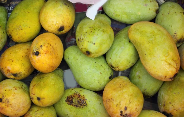 Fruta fresca del mango en el mercado — Foto de Stock