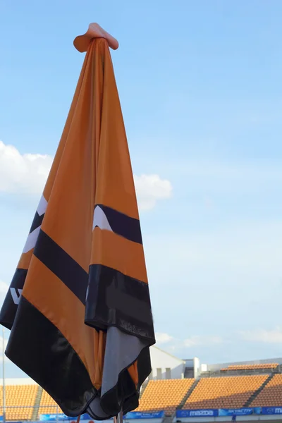 Orangefarbene Flagge am blauen Himmel. — Stockfoto