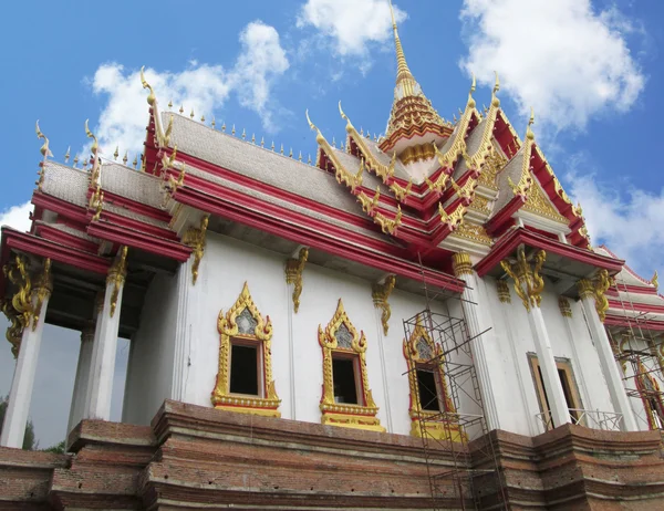 Tempel thailändische Skulptur mit Himmel — Stockfoto