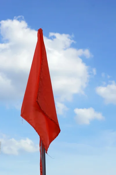 Oranžová vlajka na modré obloze. — Stock fotografie