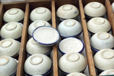 Hindistan cevizi sütü karıştırın şeker ve un. -nazik bir Tay sweetmeat