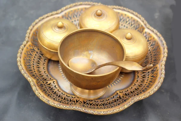 Bowl vintage copper sold in the market. — Stock Photo, Image