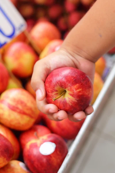 Ferskt rødt eple på markedet – stockfoto