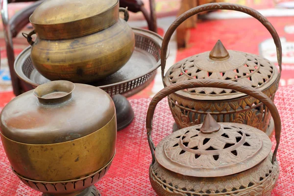 设置的碗老式铜在市场上出售. — 图库照片