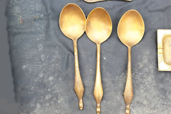 Schöpfkelle Vintage Kupfer auf dem Markt verkauft. — Stockfoto