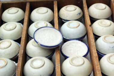 Hindistan cevizi sütü karıştırın şeker ve un. -nazik bir Tay sweetmeat
