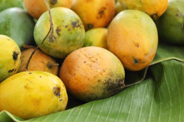 Markette olgun mango