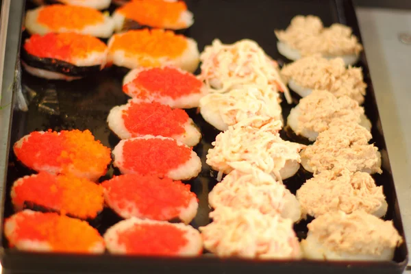 Japońskie sushi - sushi jaj, krewetki, kraby trzymać, wodorosty. — Zdjęcie stockowe