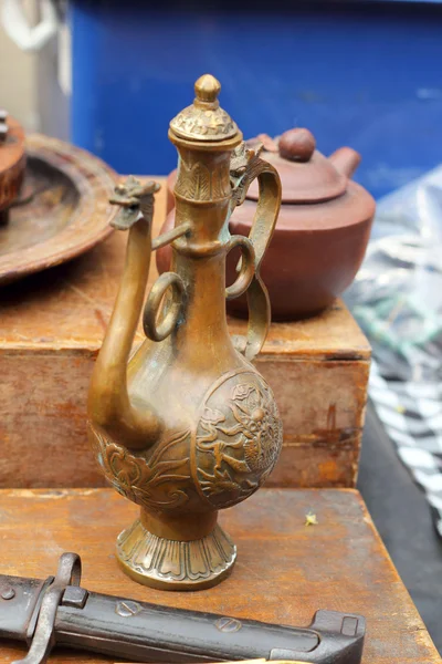 Eski vazo vintage piyasada — Stok fotoğraf