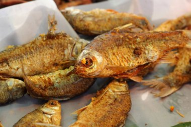 Markette ızgara balık.