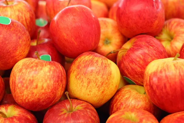 Свежее красное яблоко на рынке — стоковое фото