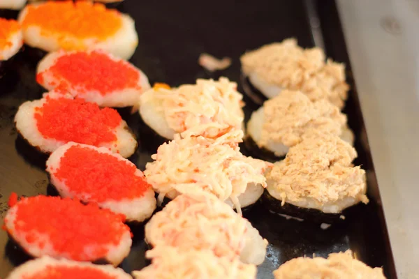 Japonské sushi - sushi vejce, krevety, krabí tyčkou, mořské řasy. — Stock fotografie