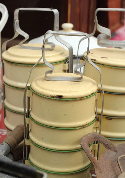 Tiffin vintage vieux vendu sur le marché . — Photo