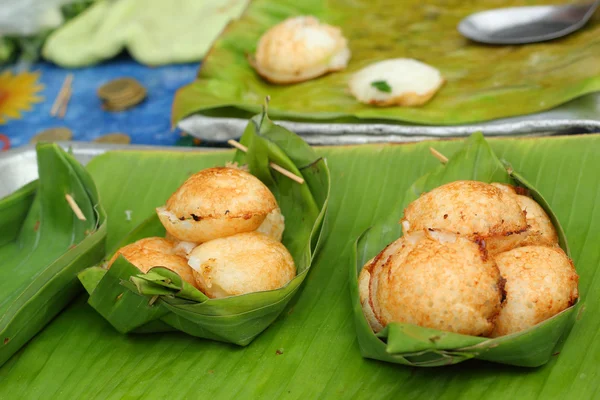 Latte di cocco mescolare zucchero e farina. - Tipo di dolciumi tailandesi — Foto Stock