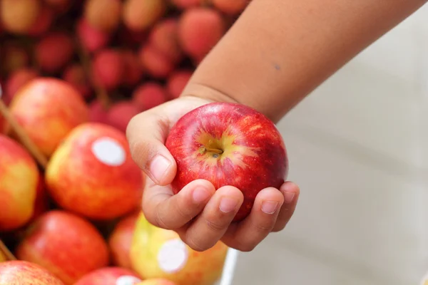 Mela rossa fresca sul mercato — Foto Stock