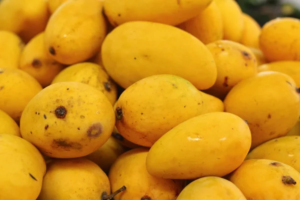 Reife Mango auf dem Markt — Stockfoto