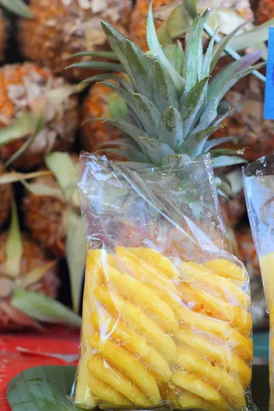 在市场上的新鲜菠萝果实. — 图库照片