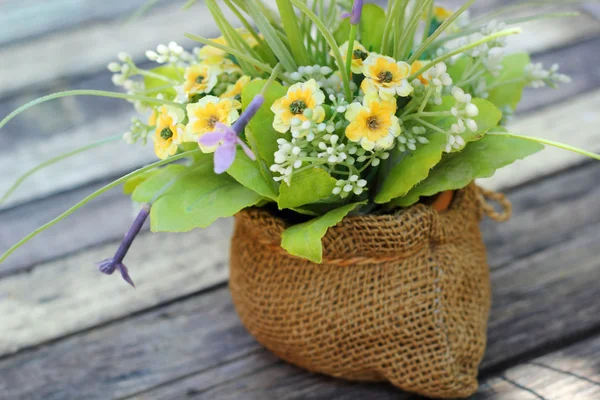 Bella varietà di fiori artificiali — Foto Stock