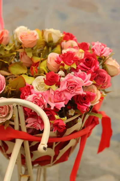 Schöne künstliche Rosenblüten — Stockfoto