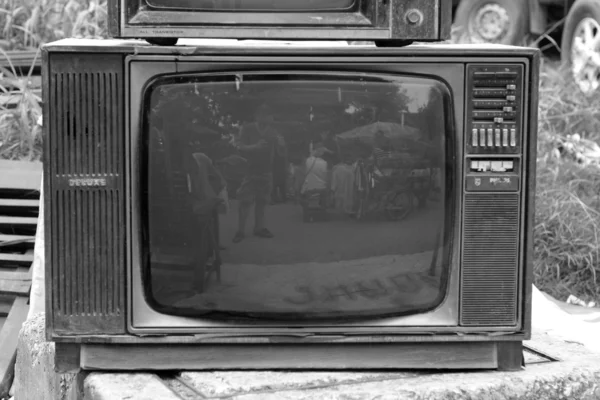 出售旧老式电视机. — 图库照片