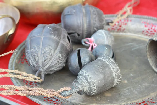 Cloche en laiton antique vieux sur fond rouge — Photo