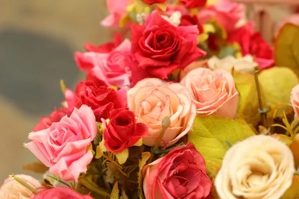 गुलाब कृत्रिम फूलों का सुंदर — स्टॉक फ़ोटो, इमेज