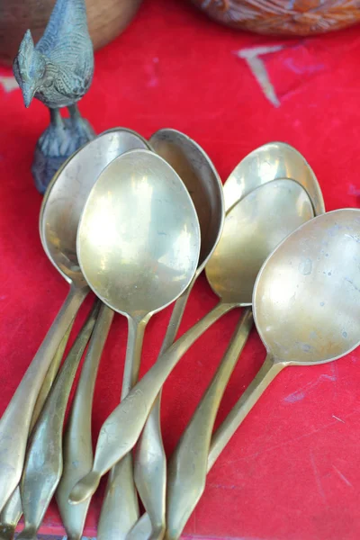 勺子老式铜在市场上出售. — 图库照片