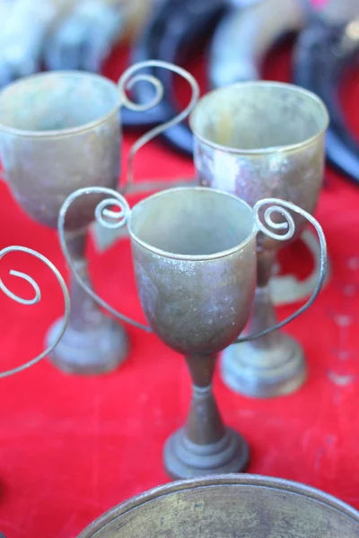 Set Schale Vintage Kupfer auf dem Markt verkauft. — Stockfoto