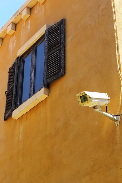 Janela velha com estilo vintage e cctv — Fotografia de Stock