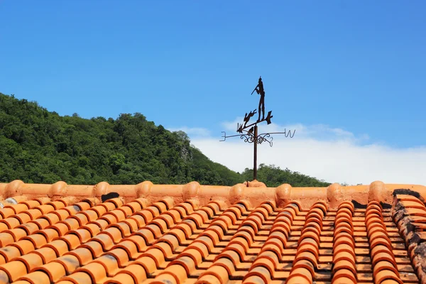 瓦片屋顶陈年背景与自然和天空. — 图库照片