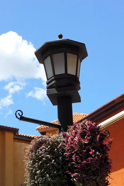 Vintage lampa hög med naturliga och sky. — Stockfoto