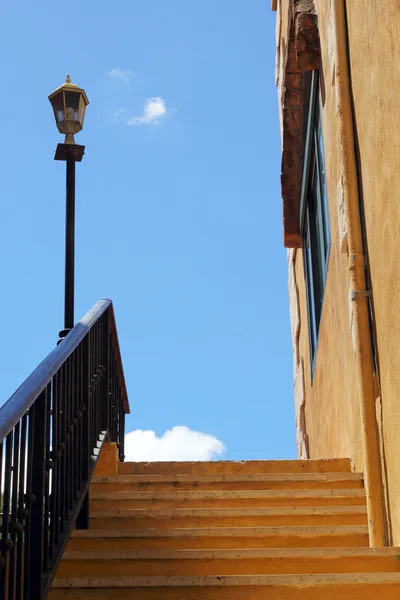 Escaleras vintage con poste de luz y cielo . — Foto de Stock