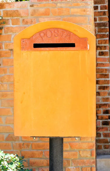 Orange vintage mailbox in nature. — Stock Photo, Image