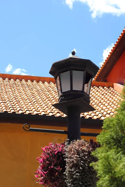 Vintage lamp hoog met natuurlijke en hemel. — Stockfoto