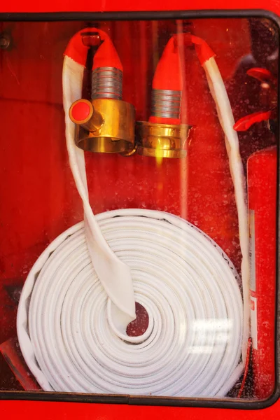 Rohrrolle für Feuerwehrschlauch-Notfall in roten Metallboxen — Stockfoto
