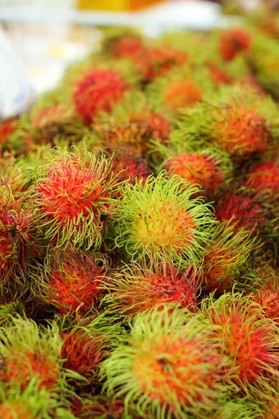 Rambutan di frutta dolce sul mercato — Foto Stock