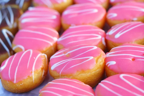 Bir sürü donut ve çilek — Stok fotoğraf