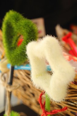 Hediyelik eşya içinde beyaz ve yeşil yıldız.