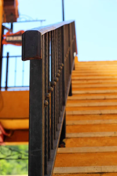 Vintage trappen met een lichte stok en de hemel. — Stockfoto