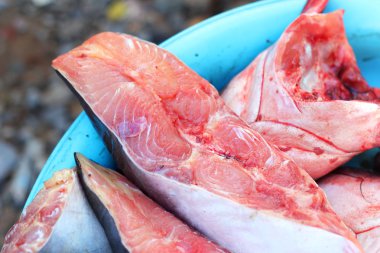 Pazarda taze balık.