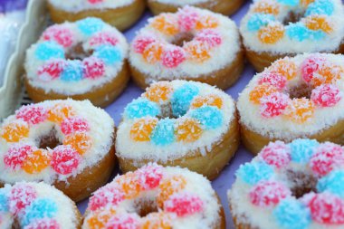 bir sürü donut ve çilek reçeli