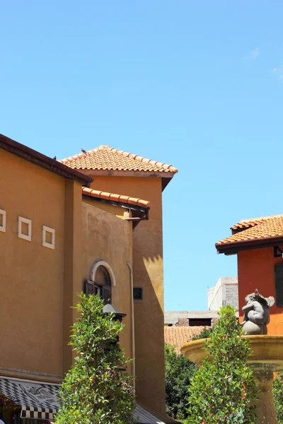 Antiguo edificio de estilo vintage con la naturaleza . — Foto de Stock