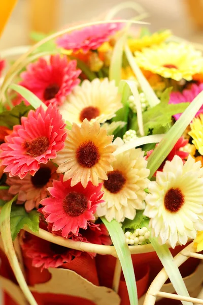 Hermosa variedad de flores artificiales — Foto de Stock