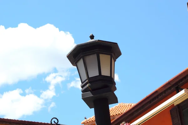 Lámpara vintage alta con natural y cielo . —  Fotos de Stock