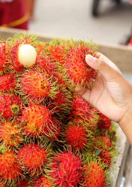 Zoete vruchten ramboetan in de markt — Stockfoto